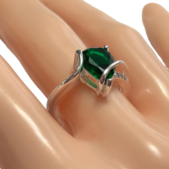 Synthetic Emerald Centre Stone Ring Rhinestone Detail 925 Silver Plate Size 8 - Picture 6 of 10